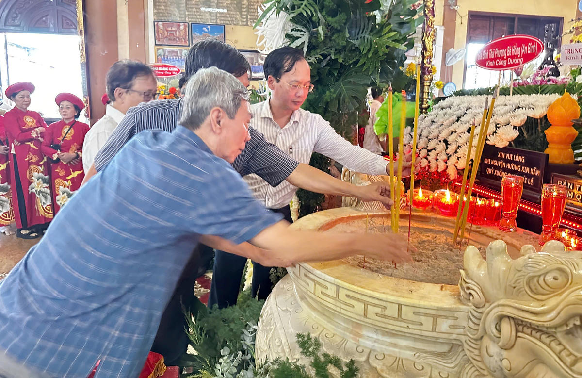Lãnh đạo tỉnh và địa phương dâng hương tưởng nhớ công đức ông, bà Đỗ Công Tường trong Lễ giỗ lần thứ 206. (Ảnh: Trung Ngãi).