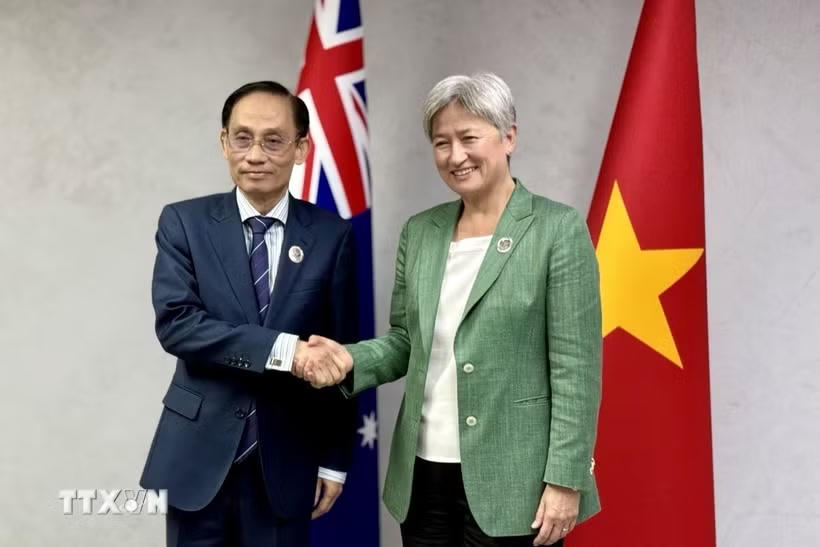 Bộ trưởng Ngoại giao Lê Hoài Trung gặp Bộ trưởng Ngoại giao Australia Penny Wong. (Ảnh: TTXVN phát)
