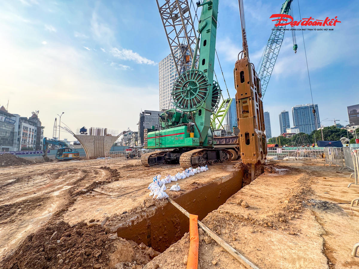 Máy đào tường vây thủy lực chính thức triển khai thi công tấm tường vây đầu tiên tại Ga S3 (Ga Vành đai 1), đánh dấu tuyến đường sắt đô thị số 5 Văn Cao - Ngọc Khánh - Láng - Hòa Lạc bước vào giai đoạn thi công kết cấu ngầm.