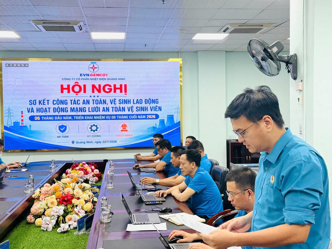 Ông Trần Hồ Thành – Ủy viên Ban Thường vụ Công đoàn Công ty, Phó Trưởng phòng Kỹ thuật và An toàn trình bày Báo cáo sơ kết công tác ATVSLĐ và hoạt động mạng lưới ATVSV 6 tháng đầu năm 2026.