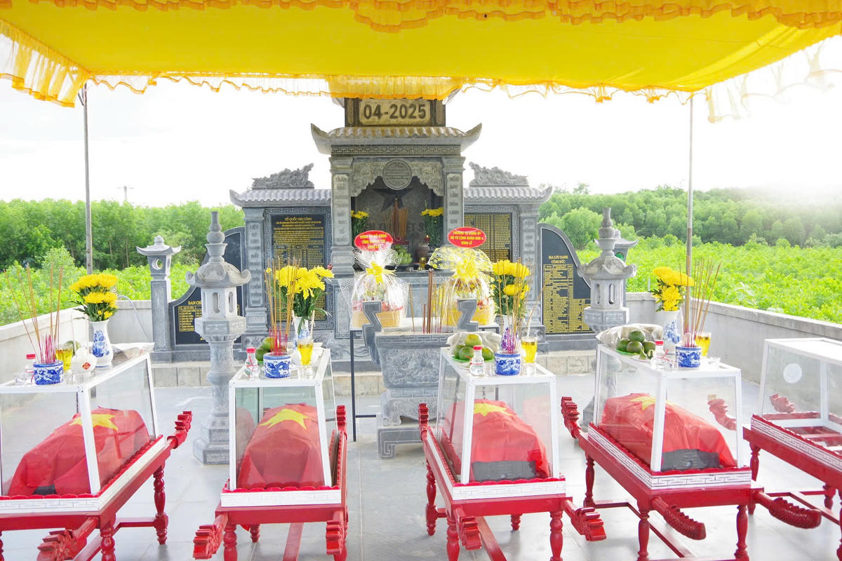 Hiện, 7 hài cốt liệt sĩ đã được đưa về quàn tại Đền thờ Liệt sĩ Trung đoàn 88, Sư đoàn 308 ở khu vực Câu Nhi, xã Nam Hải Lăng. Ảnh: QSQT.
