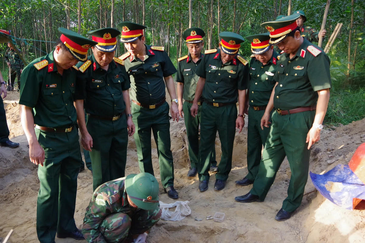 Trung tướng Hà Thọ Bình ghi nhận, biểu dương tinh thần trách nhiệm, sự nỗ lực, quyết tâm của cán bộ, nhân viên các đội quy tập trong thực hiện nhiệm vụ tìm kiếm, quy tập hài cốt liệt sĩ. Ảnh: QSQT.