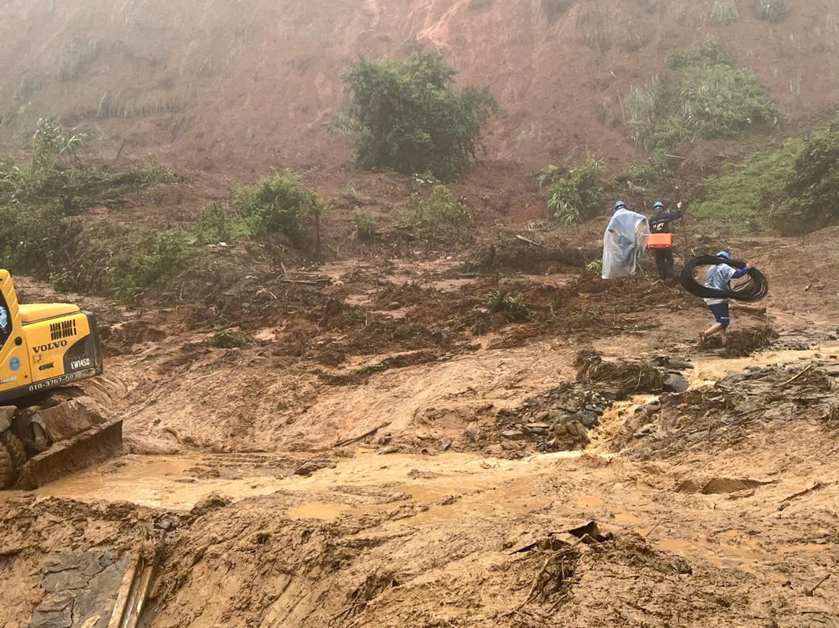 Lực lượng chức năng và người dân đang nỗ lực thông đường. Ảnh: Quốc Trịnh.