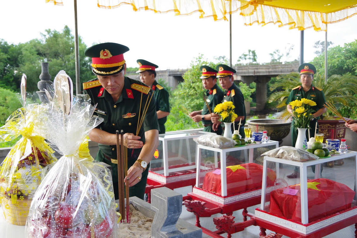 Cán bộ, nhân viên đơn vị tổ chức bảo vệ, chăm sóc và hương khói chu đáo theo đúng quy định. Trong thời gian tới, các cơ quan chức năng sẽ tiến hành lấy mẫu sinh phẩm (nếu đủ điều kiện) để phục vụ giám định ADN, góp phần xác định danh tính các liệt sĩ. Ảnh: QSQT.