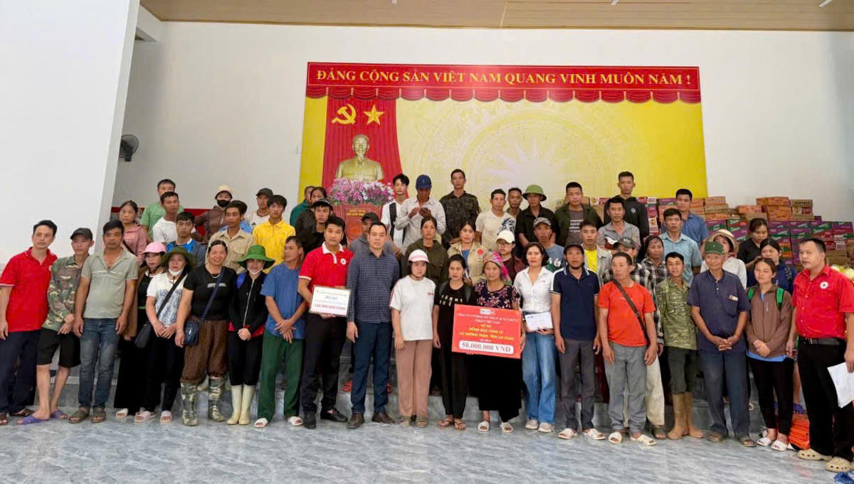 Hội Chữ thập đỏ thành phố Hà Nội cùng đơn vị nhà tài trợ trao kinh phí hỗ trợ người dân xã Mường Than chịu thiệt hại mưa lũ. Ảnh: PV