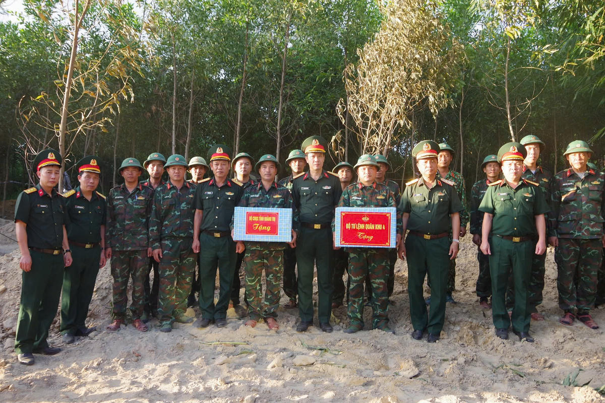 Tại khu vực Câu Nhi, Trung tướng Hà Thọ Bình, Tư lệnh Quân khu đã kiểm tra, động viên, tặng quà cho cán bộ, nhân viên Đội Quy tập 584 và Đội Quy tập 589, Bộ CHQS tỉnh Quảng Trị đang làm nhiệm vụ tìm kiếm, cất bốc hài cốt các liệt sĩ thuộc Tiểu đoàn 6, Trung đoàn 88, Sư đoàn 308, hy sinh trong tháng 5/1972. Ảnh: QSQT.