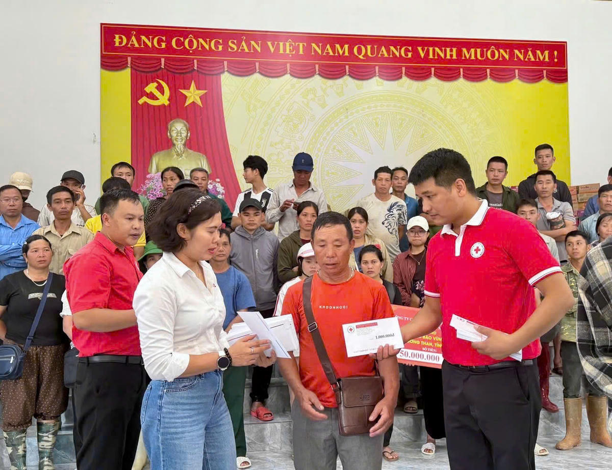 Hội Chữ thập đỏ thành phố Hà Nội cùng đơn vị nhà tài trợ trao kinh phí hỗ trợ người dân xã Mường Than chịu thiệt hại. Ảnh: PV