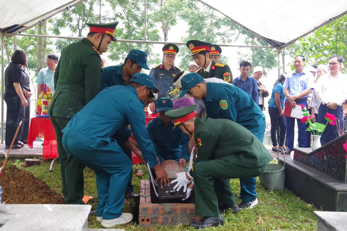 Thực hiện truy điệu và an táng liệt sĩ Mã Văn Gì. Ảnh: Bộ CHQS tỉnh Cao Bằng.
