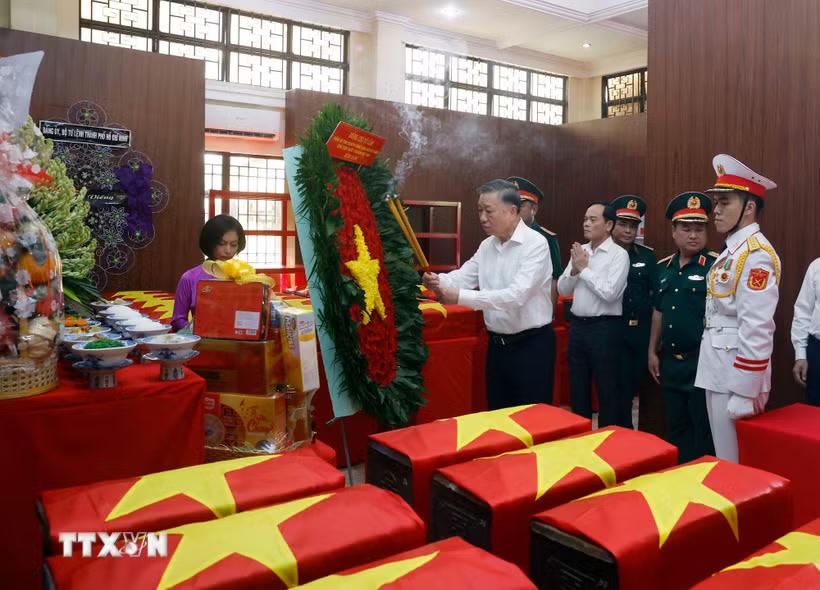 Tổng Bí thư, Chủ tịch nước Tô Lâm dâng hương tưởng niệm, tri ân các Anh hùng liệt sỹ. (Ảnh: Thống Nhất/TTXVN).