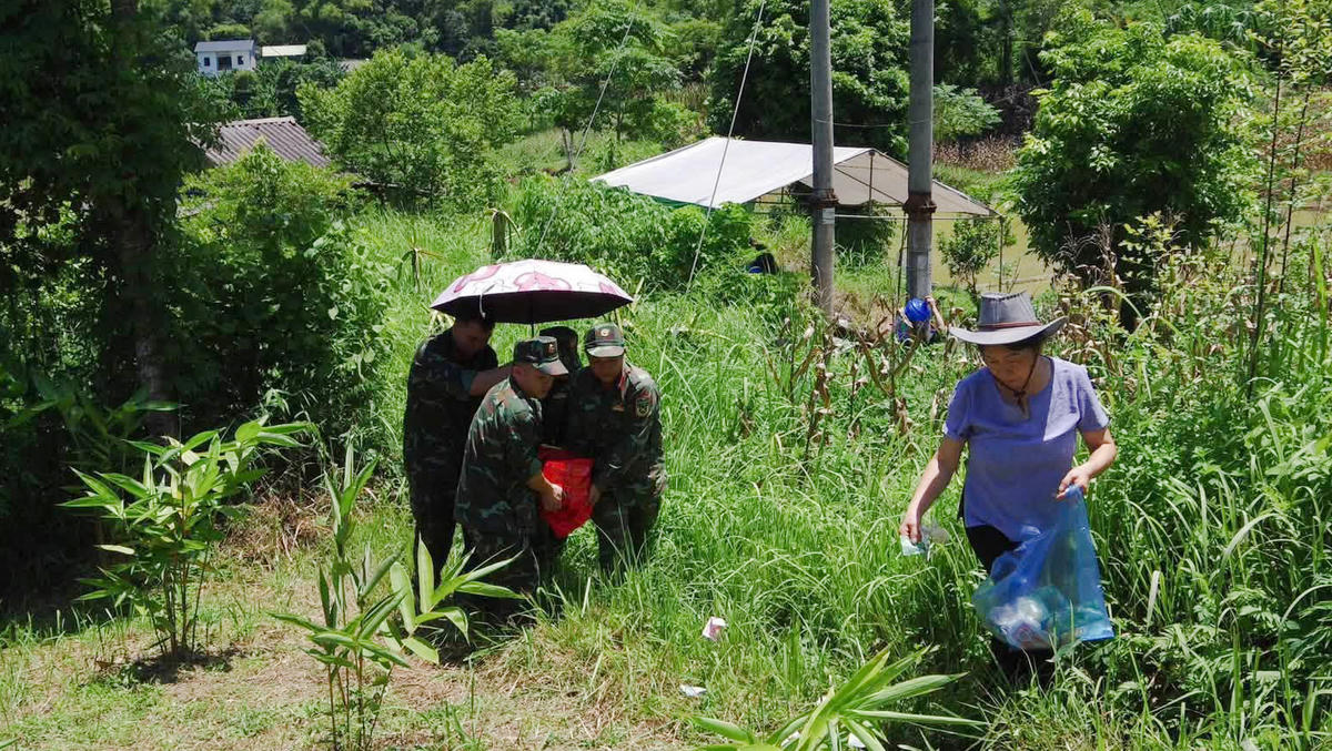 Cất bốc đưa hài cốt liệt sĩ Mã Văn Gì về nghĩa trang liệt sĩ Quảng Uyên. Ảnh: Bộ CHQS tỉnh Cao Bằng.