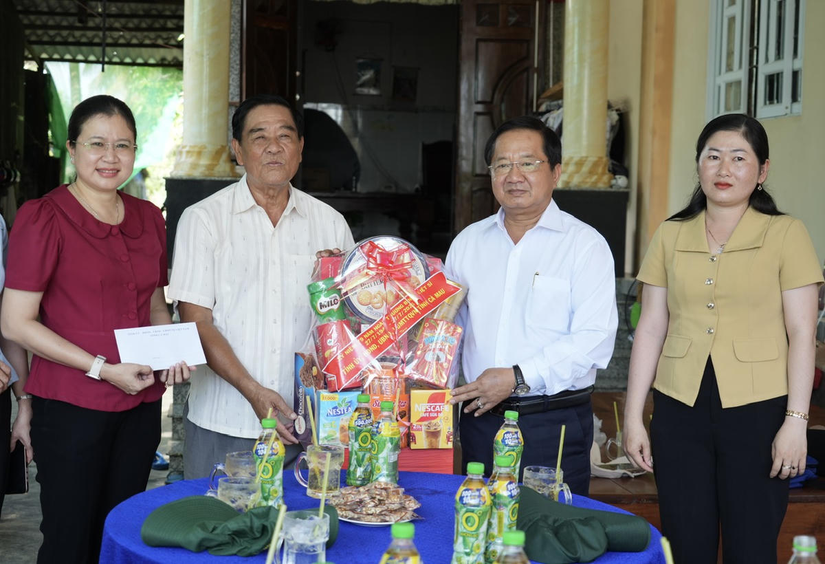 Nhân kỷ niệm 79 năm Ngày Thương binh - Liệt sĩ, Phó Chủ tịch Thường trực Ủy ban MTTQ Việt Nam tỉnh Cà Mau Lê Thanh Triều đã đến thăm hỏi, tặng quà gia đình chính sách tại xã Châu Thới. Ảnh: HN