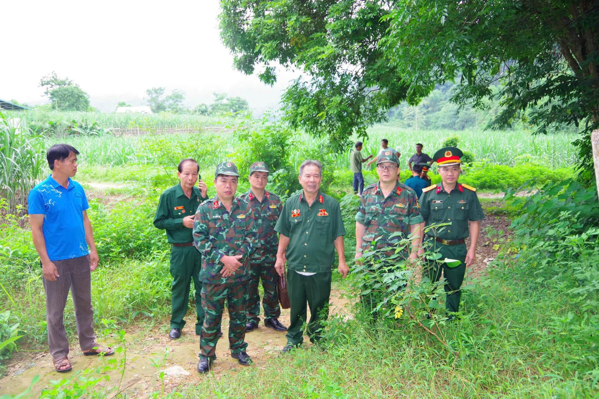 Đại tá Ma Công Học, Tỉnh ủy viên, Chính ủy Bộ CHQS tỉnh, Phó Trưởng ban Thường trực Ban Chỉ đạo tỉnh về tìm kiếm, quy tập và xác định danh tính hài cốt liệt sĩ làm trưởng đoàn đã đến khảo sát, xác minh thông tin về mộ liệt sĩ được chôn cất tại xóm Pác Bó, xã Phục Hoà.