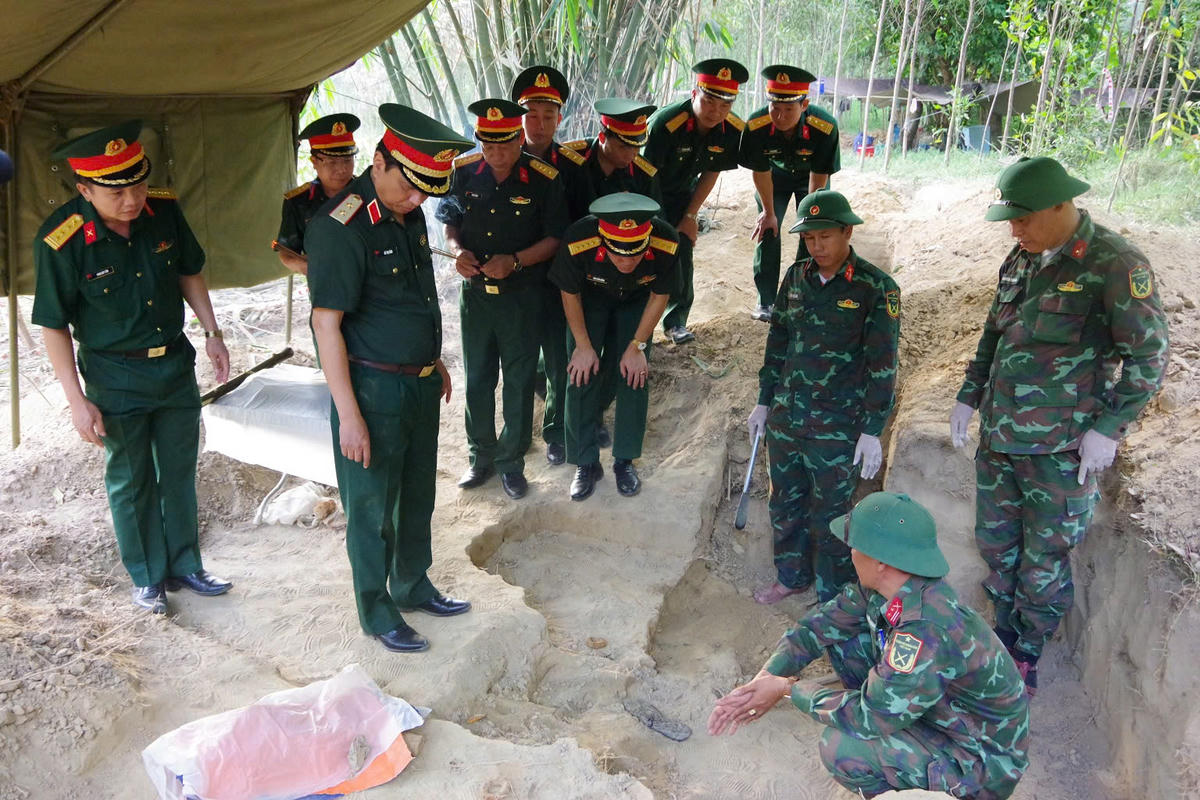 Với quyết tâm đẩy nhanh tiến độ tìm kiếm, quy tập và xác định danh tính hài cốt liệt sĩ, Từ ngày 20 đến 22/7, Đội Quy tập 584, Đội Quy tập 589, Phòng Chính trị, Bộ CHQS tỉnh Quảng Trị cùng các lực lượng liên quan đã triển khai khảo sát, mở rộng phạm vi tìm kiếm tại những vị trí có dấu hiệu nghi vấn và quy tập được 7 hài cốt liệt sĩ. Ảnh: QSQT.