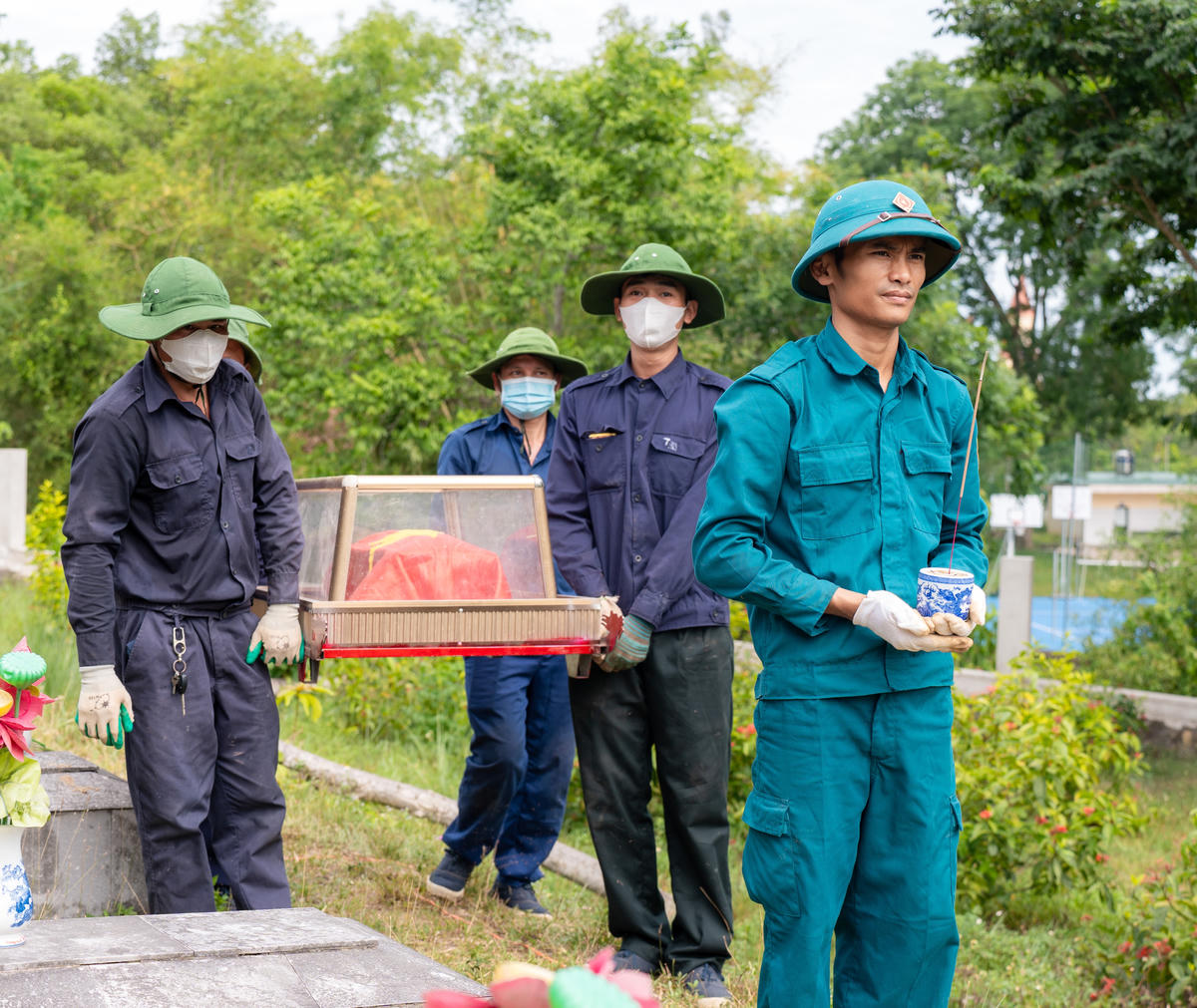 Lực lượng chức năng thực hiện hành trình đặc biệt - lấy mẫu sinh phẩm ADN ở Nghĩa trang Liệt sĩ Nầm. Ảnh: H.N