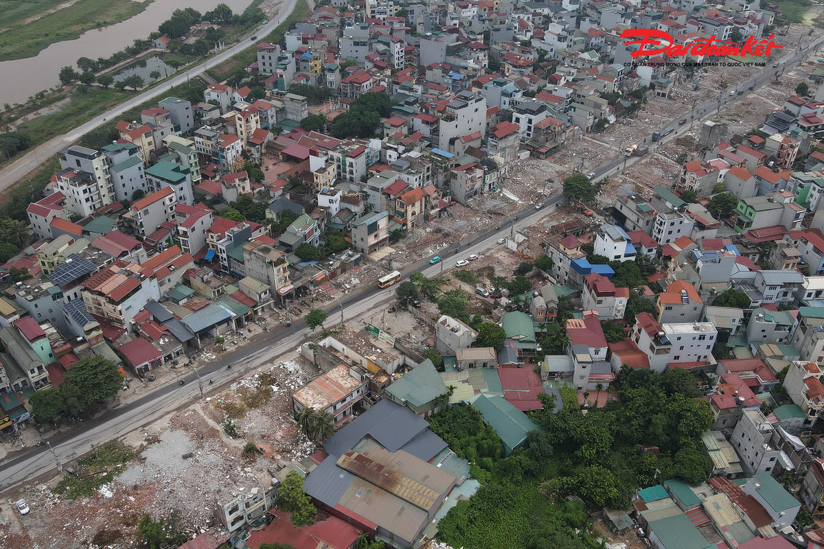 Đến ngày 13/7/2026, công tác giải phóng mặt bằng trên địa bàn phường Yên Nghĩa cơ bản hoàn tất. UBND phường cho biết đã bàn giao cho chủ đầu tư 14,84/14,89 ha, đạt 99,66% diện tích cần thu hồi, tạo điều kiện để các nhà thầu đồng loạt triển khai thi công tại nhiều vị trí trên tuyến.