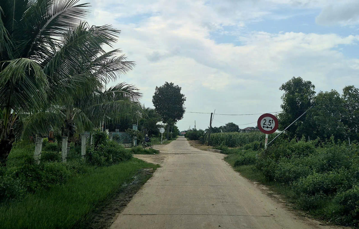 Tuyến đường bê tông nông thôn trên địa bàn ia Pia có dấu hiệu xuống cấp. Ảnh: ĐS.