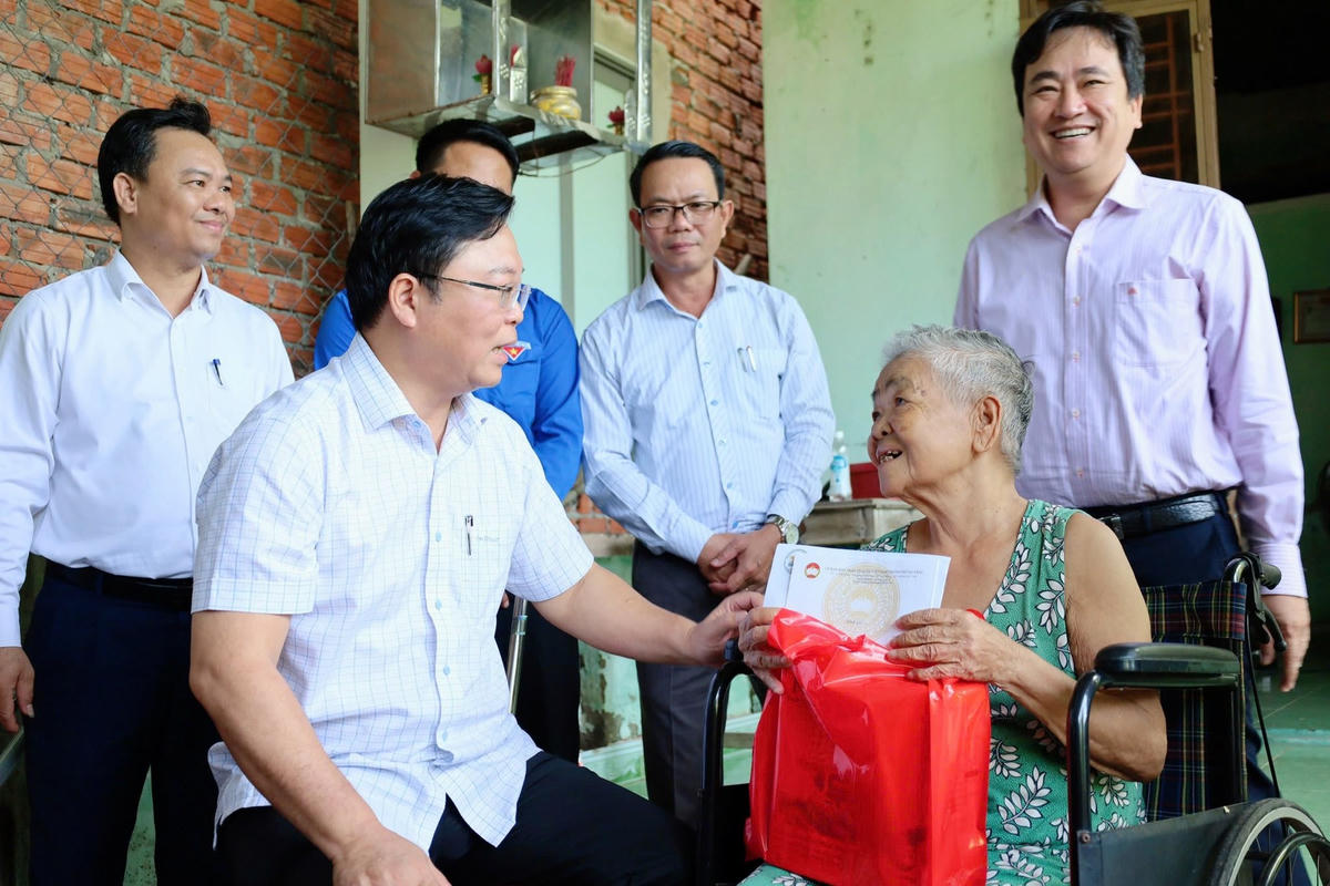 Chủ tịch Ủy ban MTTQ Việt Nam Lê Trí Thanh thăm hỏi người dân bị thiệt hại thiên tai. Ảnh: CD.