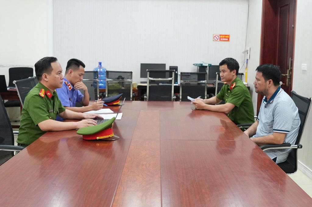 Cơ quan Công an làm việc với các đối tượng trong vụ án.