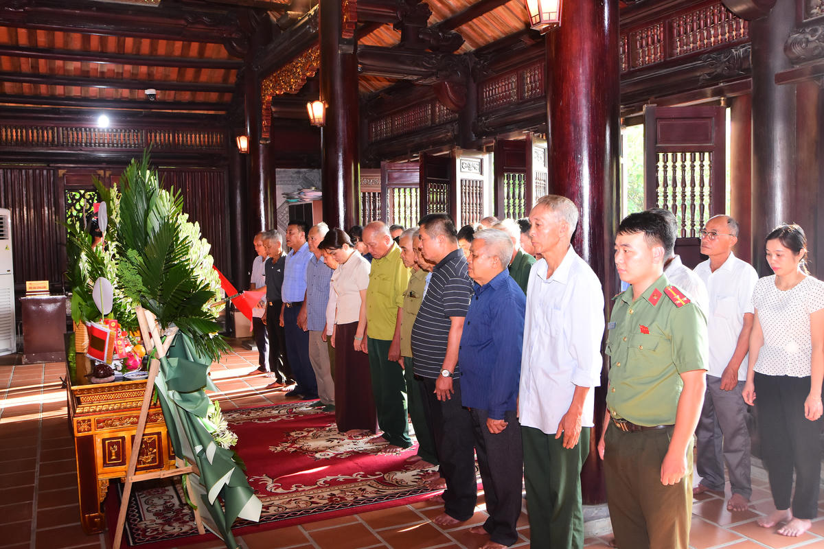 Đoàn kính cẩn dâng hương, dâng hoa trước Anh linh Chủ tịch Hồ Chí Minh. Ảnh: Xuân Trường.