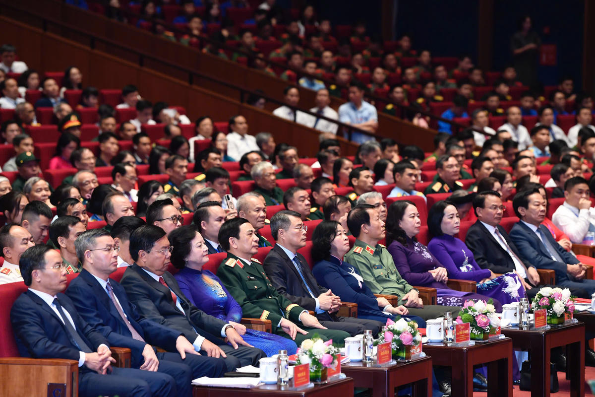 Thủ tướng Chính phủ Lê Minh Hưng, Chủ tịch UBTƯ MTTQ Việt Nam Bùi Thị Minh Hoài cùng các đại biểu tham dự hội nghị (Ảnh: Quang Vinh)