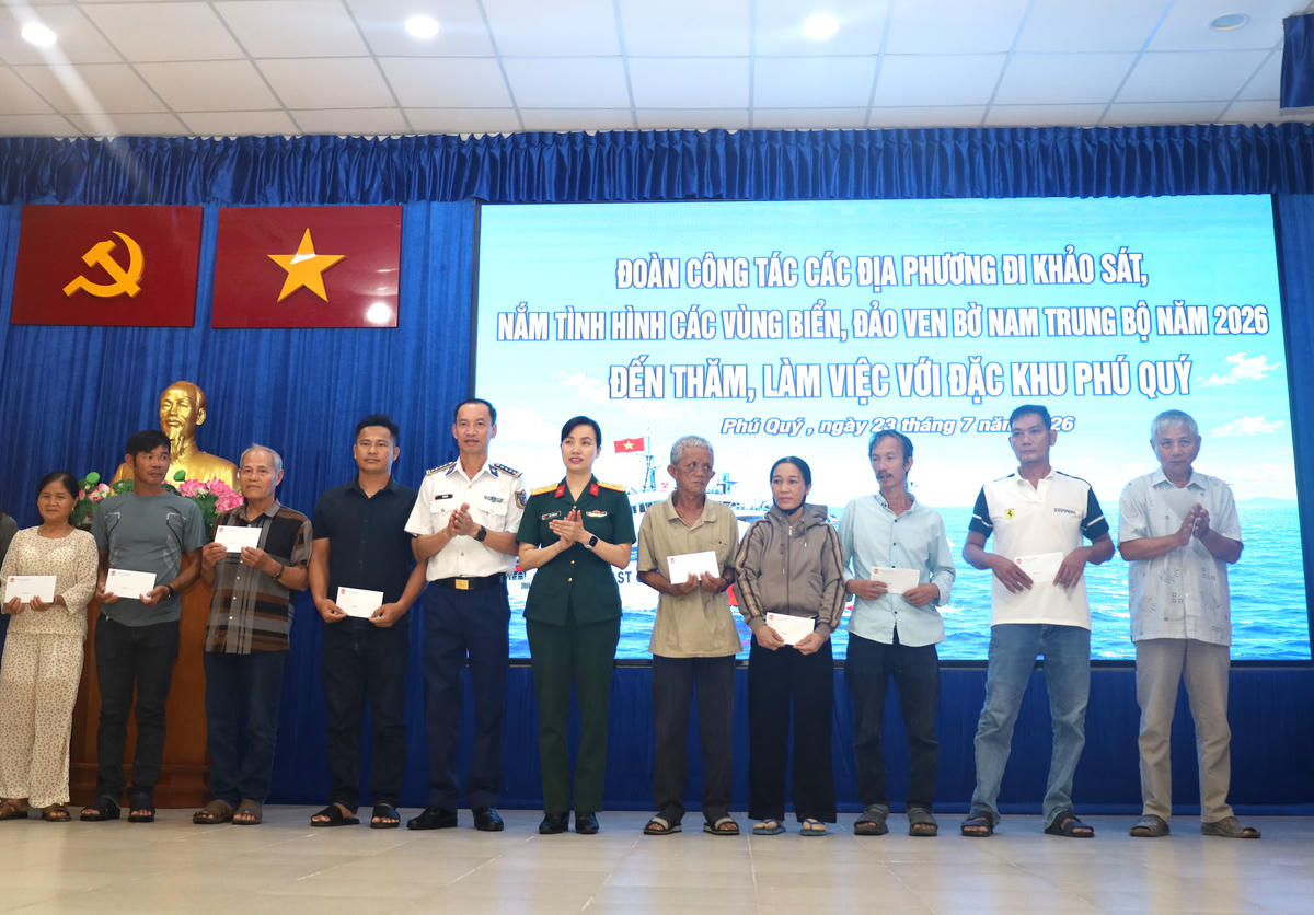 Đoàn công tác Cảnh sát biển Việt Nam tặng quà gia đình chính sách tại Đặc khu Phú Quý (tỉnh Lâm Đồng). Ảnh: Đức Định.