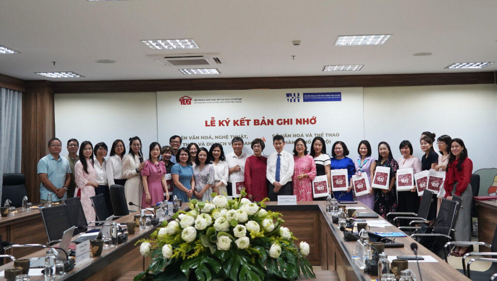 Hai đơn vị chụp ảnh lưu niệm. Ảnh: Đức Minh.