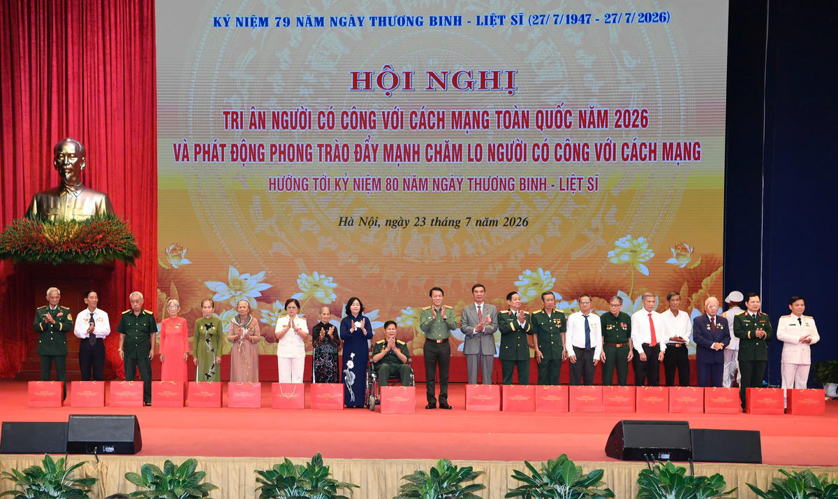 Chủ tịch UBTƯ MTTQ Việt Nam Bùi Thị Minh Hoài, và Đại tướng Lương Tam Quang tặng quà tri ân gia đình những người có công (Ảnh: Quang Vinh)