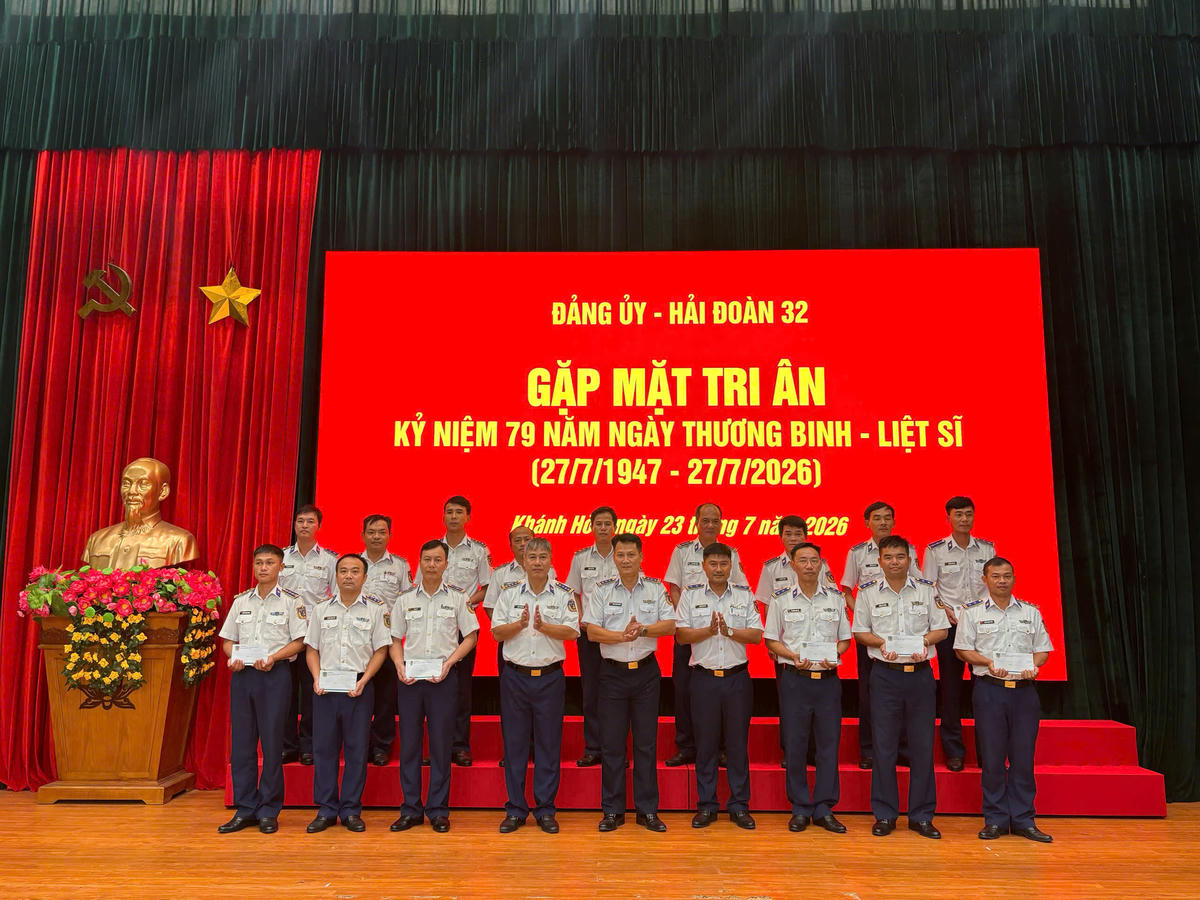 Đoàn công tác Hải đoàn 32 gặp mặt và tri ân gia đình chính sách ngày 23/7. Ảnh: Hữu Nội.