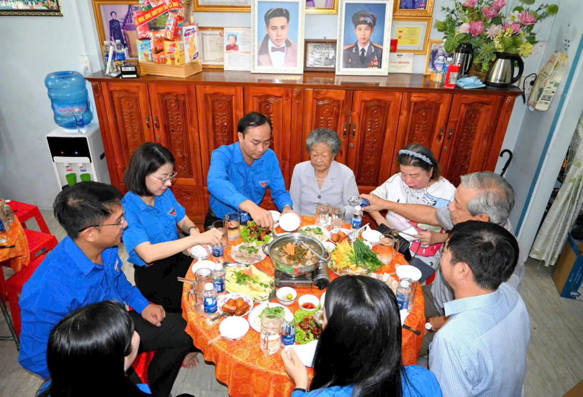Tỉnh đoàn Cà Mau tổ chức “Bữa cơm tri ân” tại gia đình Mẹ Việt Nam anh hùng Nguyễn Kim Mai. Ảnh: Nguyên Du