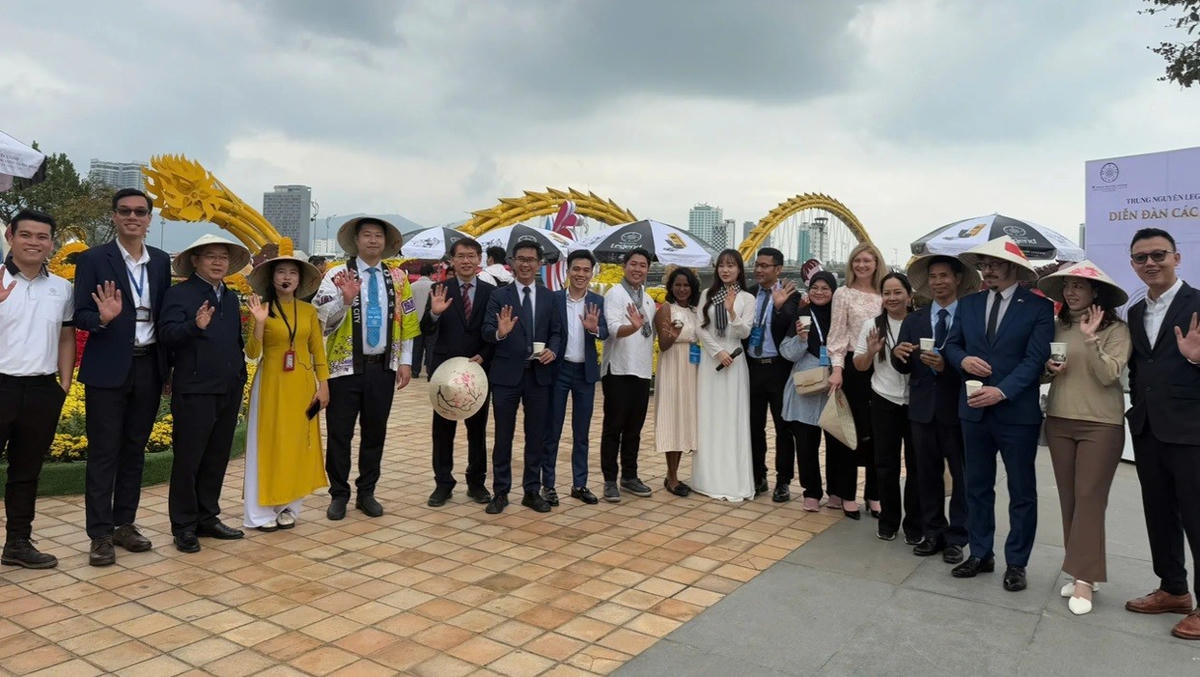 Đoàn đại biểu 50 tỉnh, thành phố của 24 quốc gia trải nghiệm cà phê Việt Nam tại cầu Rồng TP Đà Nẵng khi tham dự Diễn đàn các thành phố hữu nghị hợp tác năm 2025. Ảnh: Nguyễn Tú.