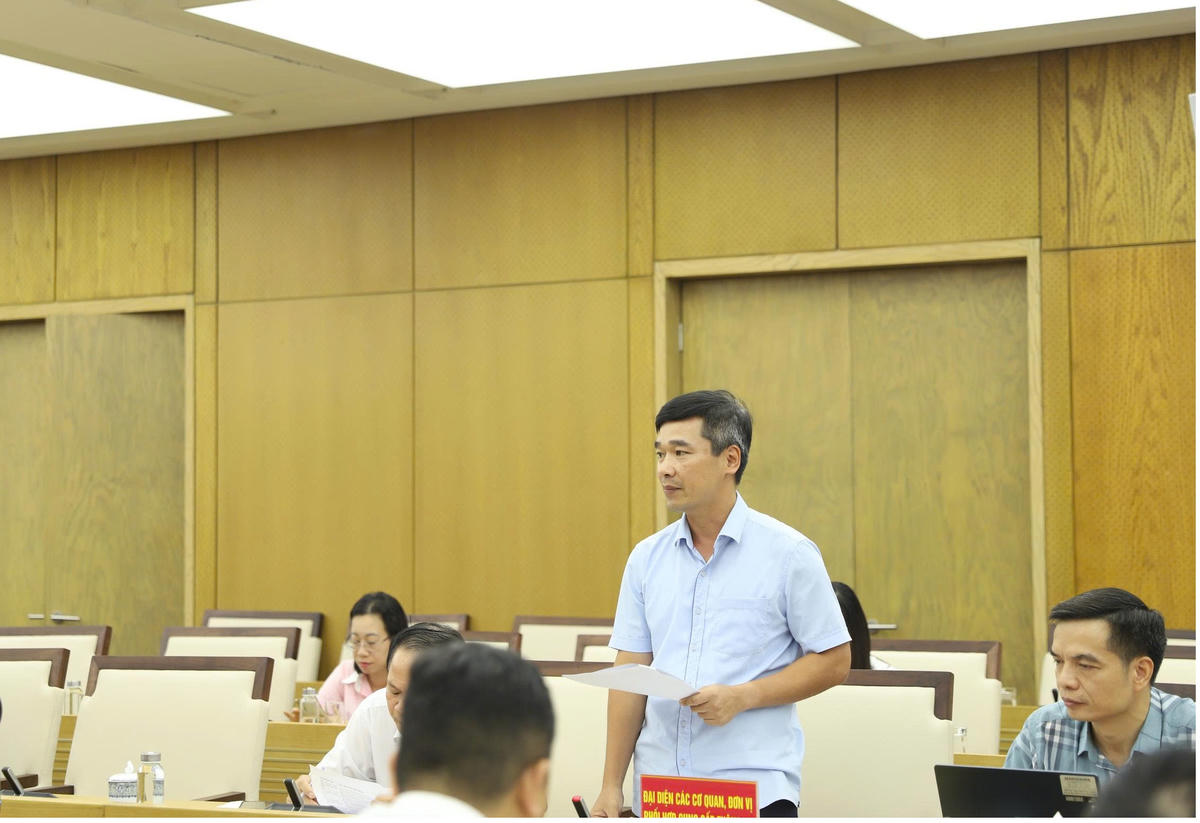 Ông Nguyễn Văn Hưng, Phó Giám đốc Sở Tài chính Hải Phòng cung cấp thông tin về Nghị quyết 11 tại hội nghị. Ảnh: PT.