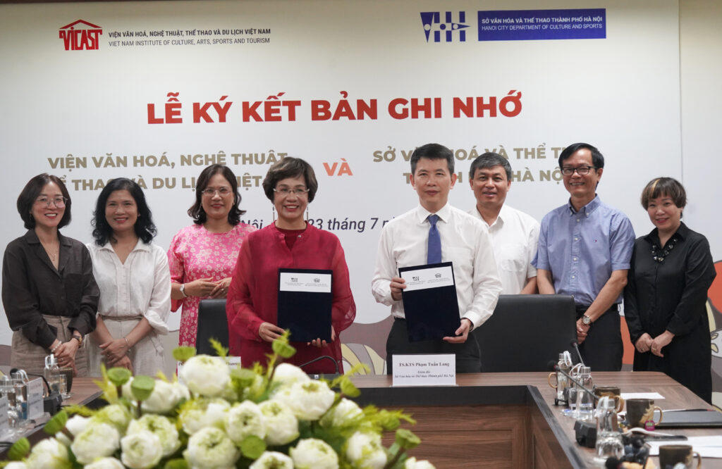 PGS. TS Nguyễn Thị Thu Phương, Viện trưởng và TS Phạm Tuấn Long, Giám đốc Sở thực hiện nghi thức ký và trao bản ghi nhớ hợp tác. Ảnh: Đức Minh.