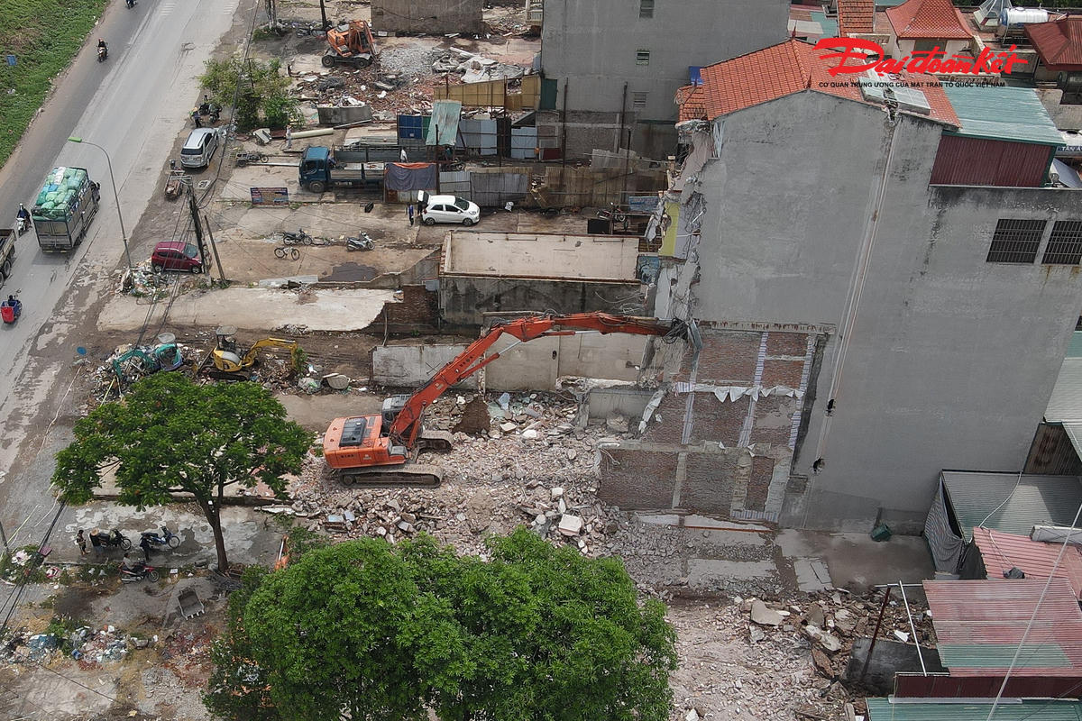 Tại một số vị trí, các công trình chỉ còn phần khung hoặc đã được phá dỡ hoàn toàn.