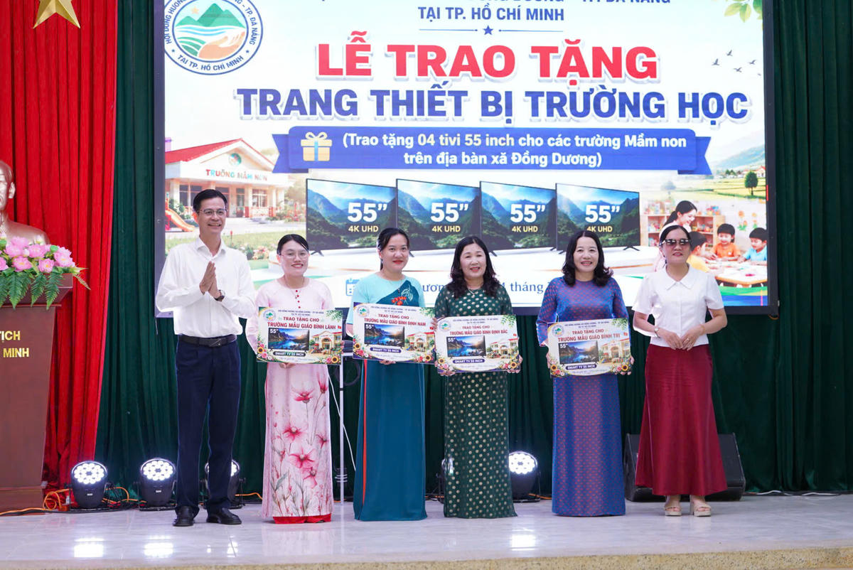 Hội đồng hương xã Đồng Dương trao biển tượng trưng tặng 4 tivi cho 4 trường mầm non trên địa bàn xã. Ảnh: NT.