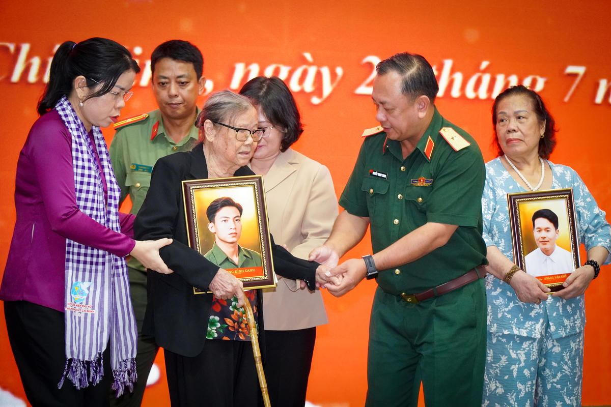 Dâng hoa, dâng hương tưởng nhớ các anh hùng liệt sĩ tại Đặc khu Côn Đảo