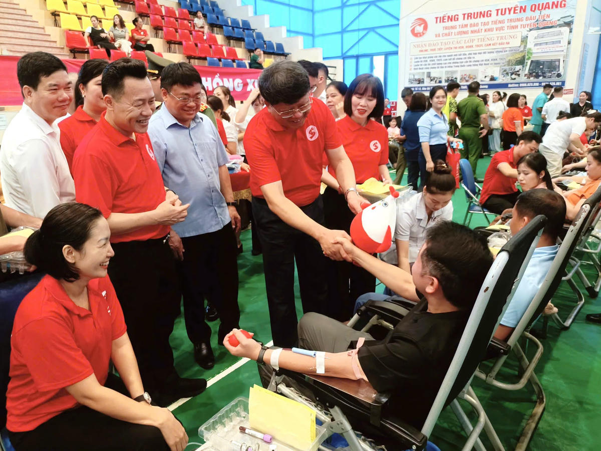 Lãnh đạo Ủy ban MTTQ Việt Nam tỉnh Tuyên Quang động viên các tình nguyện viên. Ảnh: Xuân Trường.