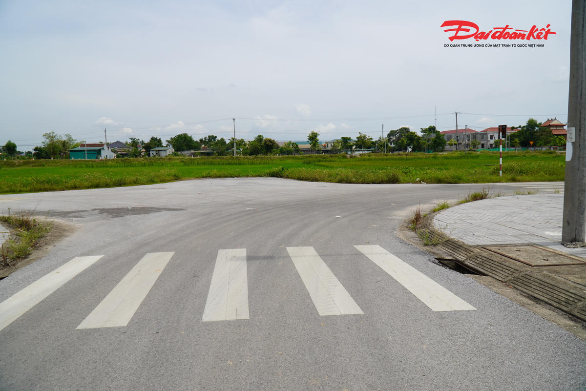 Cuối khu vực đấu giá, hạ tầng chưa được kết nối đồng bộ, người dân đang canh tác lúa. Ảnh: HN.