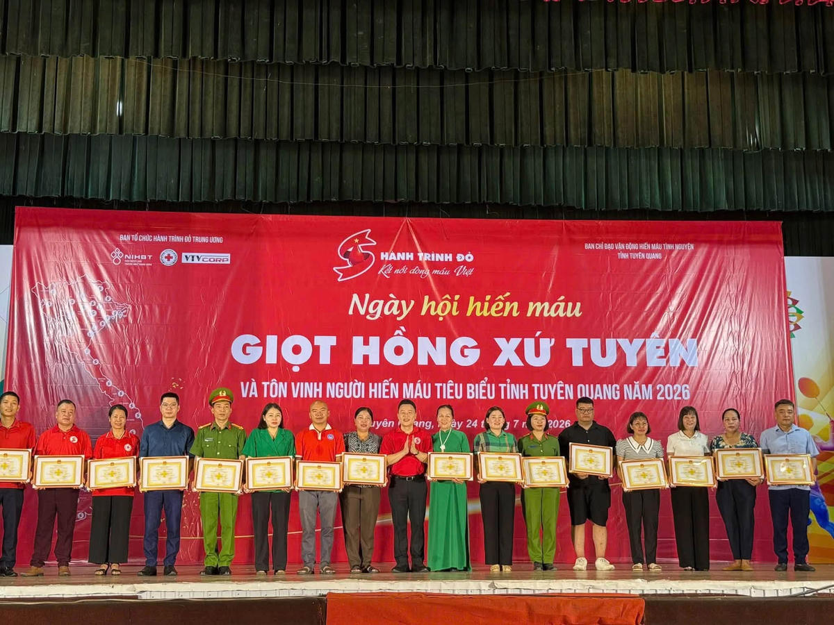 Khen thưởng các gia đình và cá nhân có thành tích xuất sắc trong Phong trào “Hiến máu tình nguyện” trên địa bàn tỉnh Tuyên Quang . Ảnh: MTTQ.