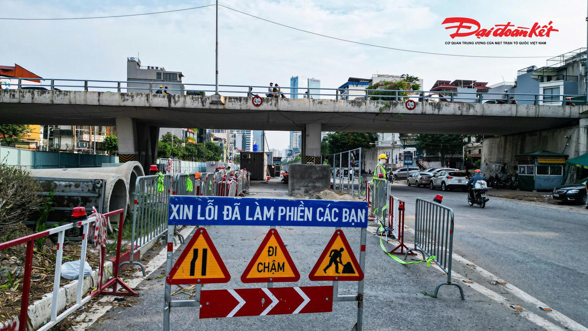 Để hạn chế ùn tắc, lực lượng chức năng đã điều chỉnh tổ chức giao thông tại khu vực, bổ sung biển báo, đèn tín hiệu và thực hiện phân luồng phương tiện qua khu vực công trường.