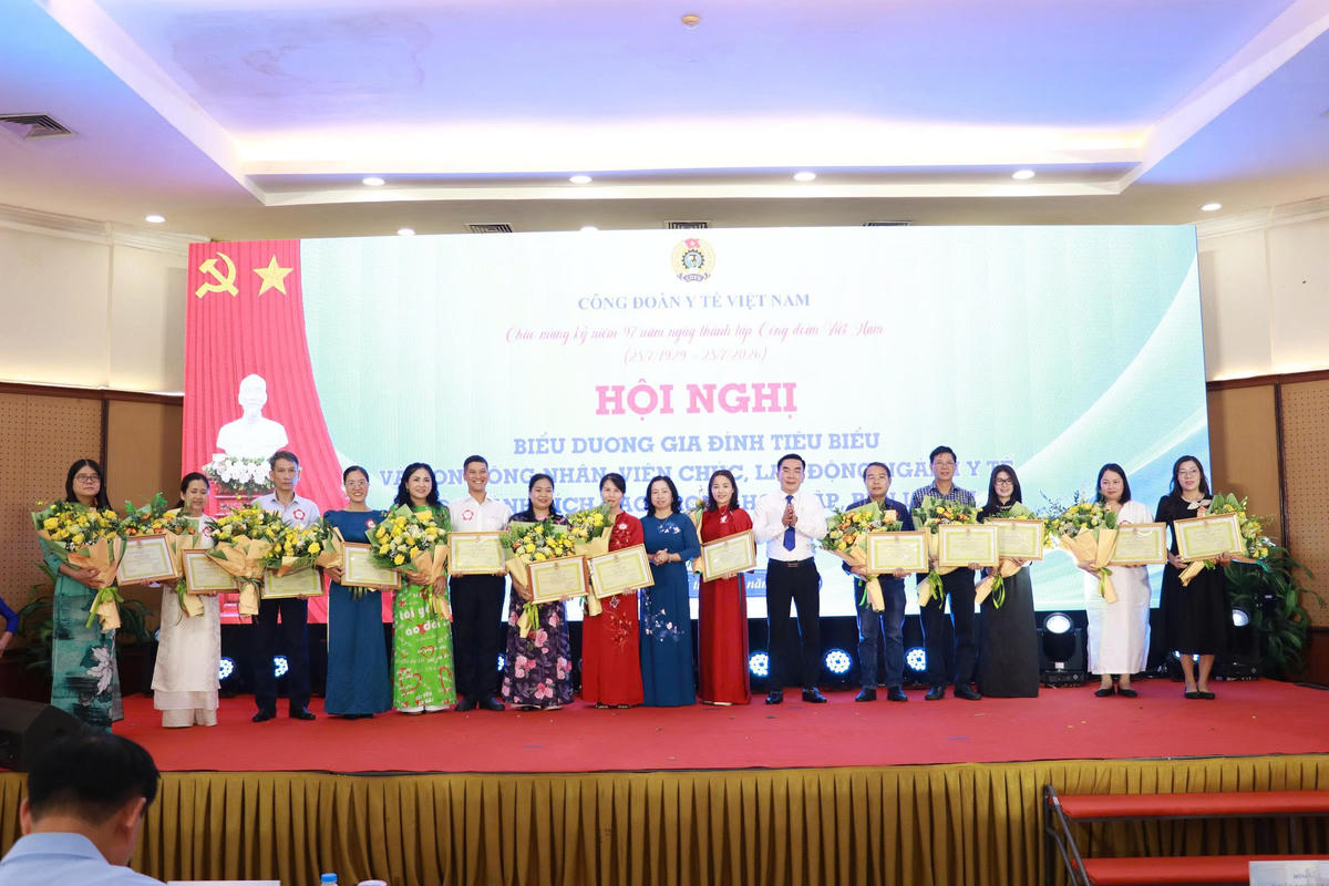 Biểu dương gia đình công nhân, viên chức, lao động tiêu biểu và con CCVCLĐ ngành Y tế có thành tích cao trong học tập, rèn luyện giai đoạn 2024-2026. Ảnh: PV