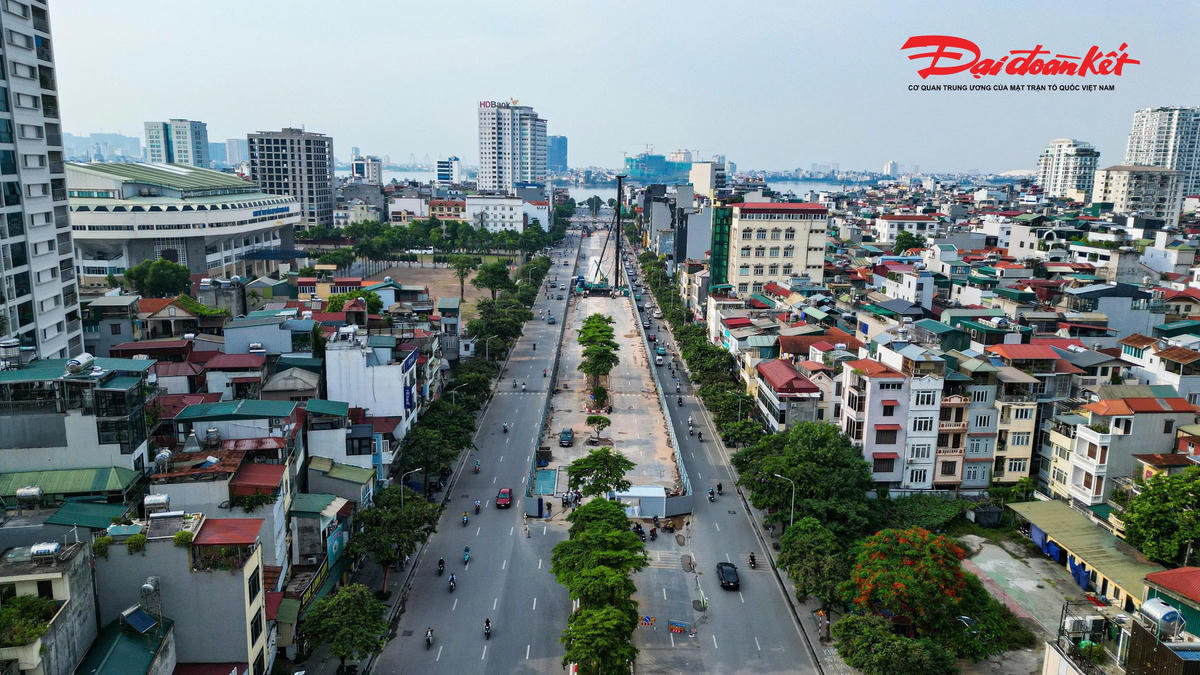 Những ngày cuối tháng 7, ghi nhận của PV Báo Đại đoàn kết tại đường Văn Cao (Hà Nội), hệ thống rào chắn phục vụ thi công ga ngầm S1 (Quần Ngựa) thuộc Dự án tuyến đường sắt đô thị số 5 (Văn Cao - Ngọc Khánh - Láng - Hòa Lạc) đã được hoàn tất lắp đặt.