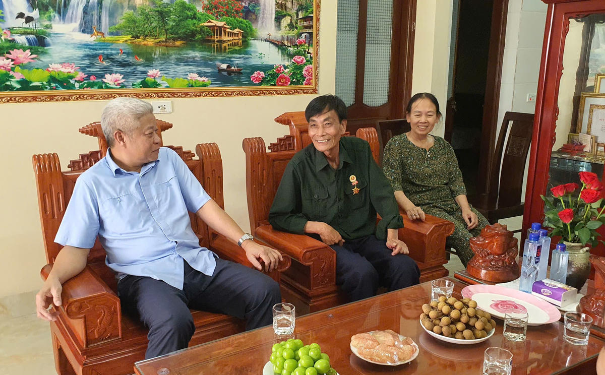 Thứ trưởng Bộ Nội vụ Nguyễn Mạnh Khương hỏi thăm sức khỏe bệnh binh Trần Xuân Đấu (phường Hà Lầm).