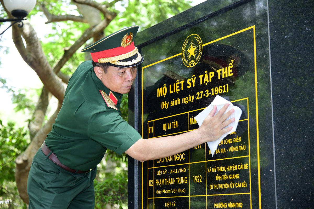 Dâng hoa, dâng hương tưởng nhớ các anh hùng liệt sĩ tại Đặc khu Côn Đảo