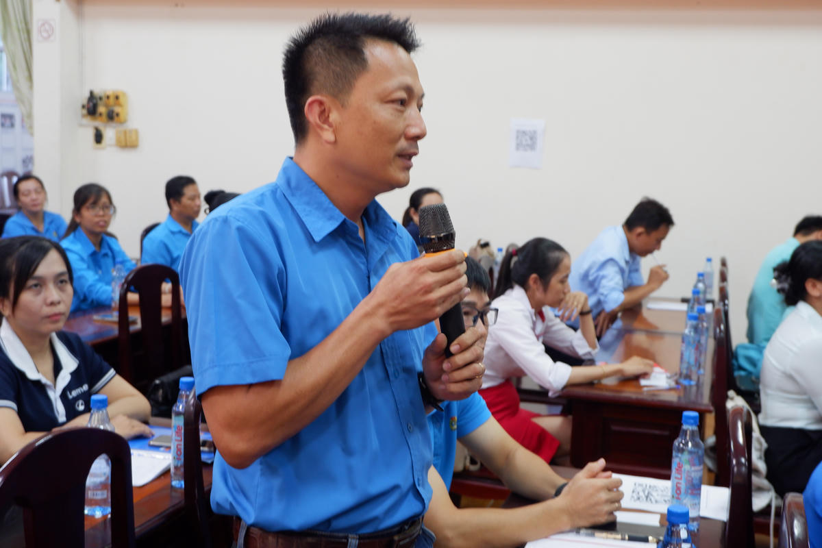 Đại diện CĐCS chia sẻ kinh nghiệm, mô hình hay, cách làm hiệu quả tại Hội nghị. Ảnh: Tuệ Yên