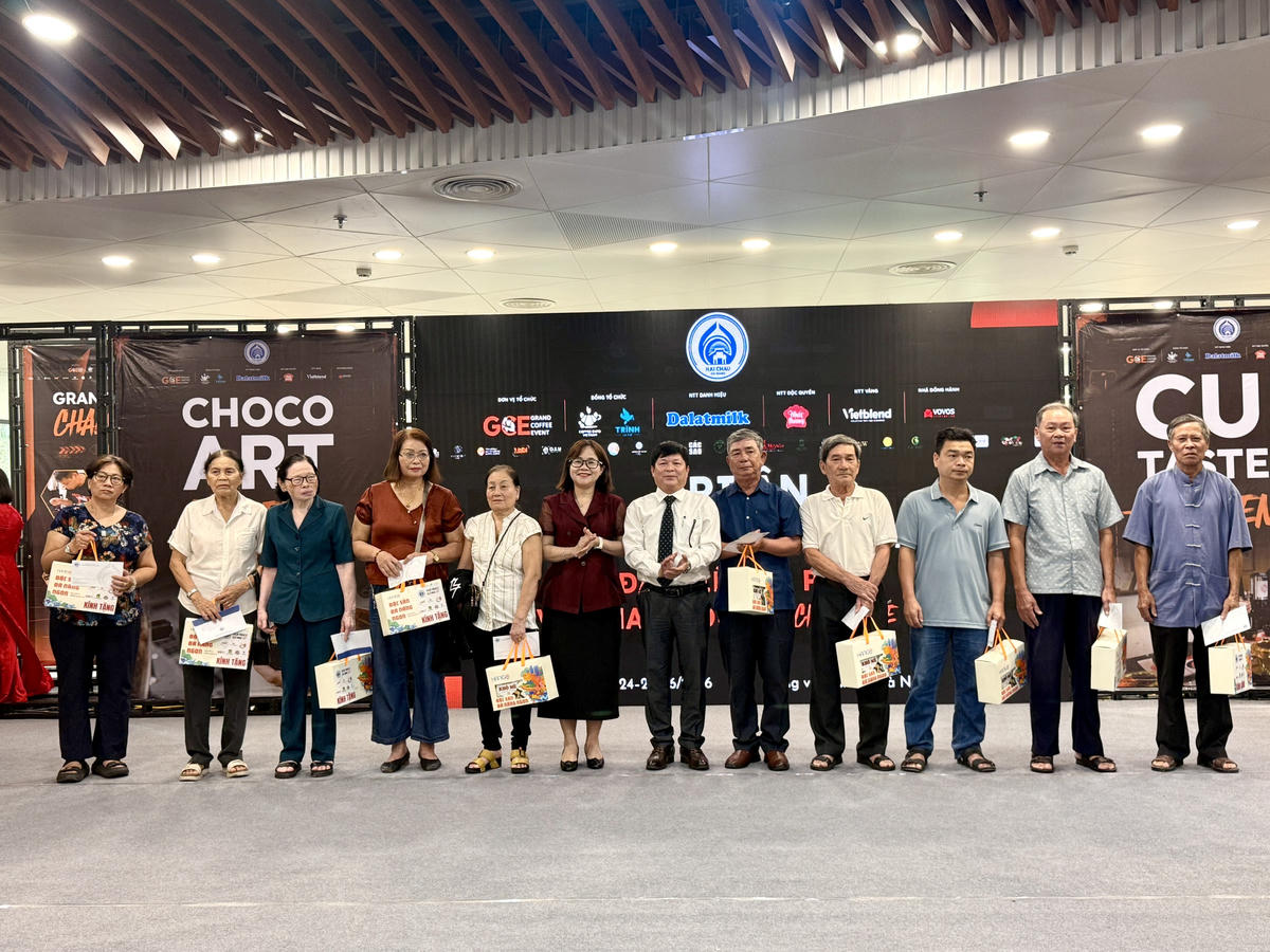 Trong khuôn khổ chương trình cũng đã tặng&nbsp;40 phần quà, trị giá 30 triệu đồng cho các gia đình chính sách, hướng đến 79 năm Ngày Thương binh liệt sĩ (27/7/1947 - 27/7/2026). Ảnh: Nguyễn Tú.
