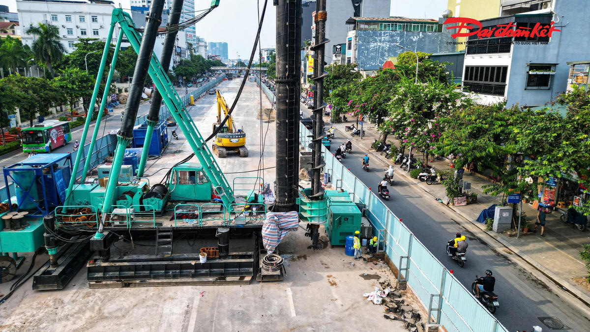Ghi nhận thực tế cho thấy, xe cẩu, cùng các thiết bị phục vụ thi công đã có mặt tại hiện trường. Hàng chục công nhân làm việc liên tục để hoàn thiện các hạng mục chuẩn bị, sẵn sàng cho quá trình thi công kết cấu ngầm.