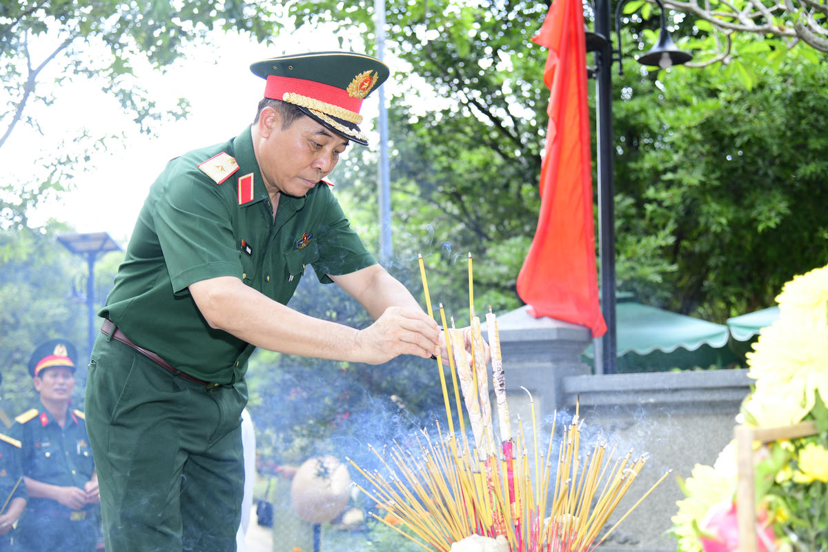 Dâng hoa, dâng hương tưởng nhớ các anh hùng liệt sĩ tại Đặc khu Côn Đảo