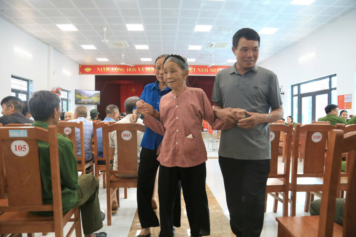 Bà Đinh Thị Lẻ đến Nhà văn hóa Hạnh Phúc (phường Yên Bái, Lào Cai) lấy mẫu AND để tìm 2 anh trai của mình. Ảnh: Tuấn Trung.
