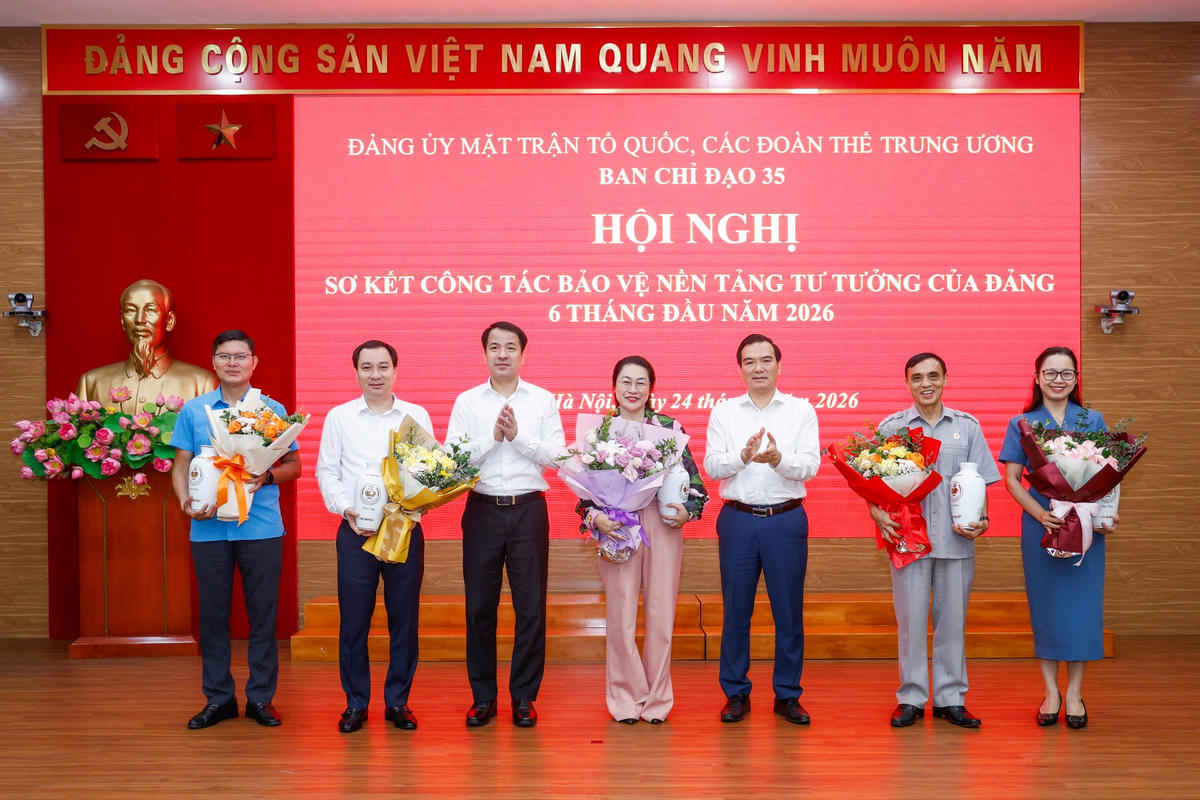 Đồng chí Ngô Văn Cương - Phó Bí thư, Trưởng Ban Chỉ đạo 35 Đảng ủy; đồng chí Nguyễn Minh Chung - Ủy viên Ban Thường vụ, Trưởng Ban Tuyên giáo và Dân vận Đảng ủy, Phó Trưởng ban Thường trực Ban Chỉ đạo 35 Đảng ủy tặng hoa tri ân các thành viên thôi không tham gia Ban Chỉ đạo 35 Đảng ủy nhiệm kỳ 2025 – 2030.
