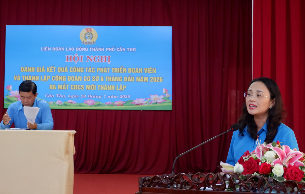 Bà Lê Thị Sương Mai, Phó Chủ tịch Ủy ban MTTQ Việth Nam TP Cần Thơ, Chủ tịch LĐLĐ TP Cần Thơ phát biểu. Ảnh: Tuệ Yên